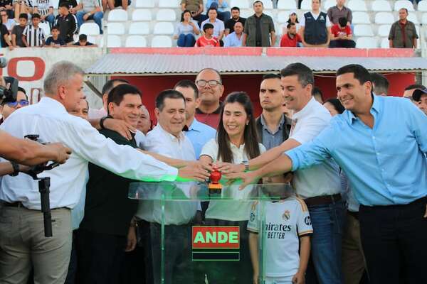 Peña y Cartes en inauguración de sistema lumínico de estadio en Paraguarí - Política - ABC Color