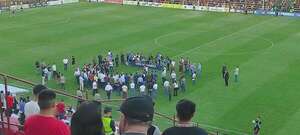 Video: escrachan a Peña y Cartes en la inauguración de la iluminación del estadio de Carapeguá - Nacionales - ABC Color
