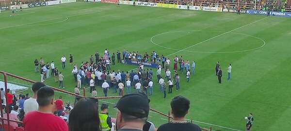 Video: escrachan a Peña y Cartes en la inauguración de la iluminación del estadio de Carapeguá - Nacionales - ABC Color