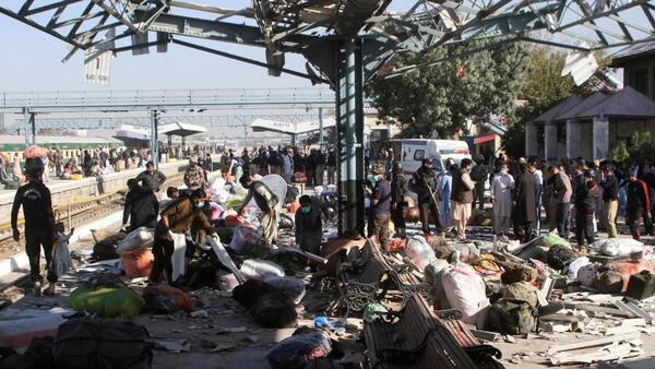 Pakistán: ataque suicida en estación de trenes deja al menos 24 muertos - 1000 Noticias