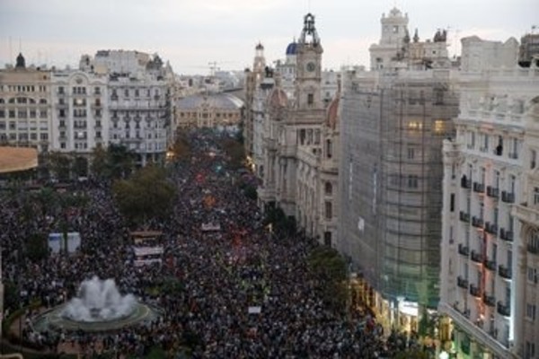España: miles exigen la dimisión del presidente valenciano - ADN Digital