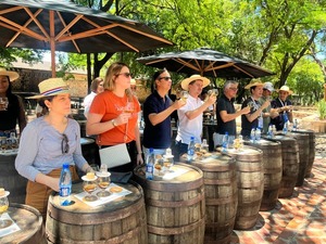 Participantes de Felaban degustaron la tradicional caña paraguaya en Piribebuy | Turismo | 5Días