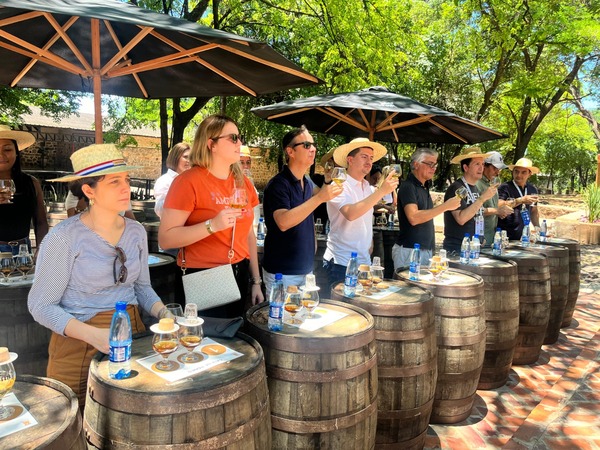Participantes de Felaban degustaron la tradicional caña paraguaya en Piribebuy | Turismo | 5Días
