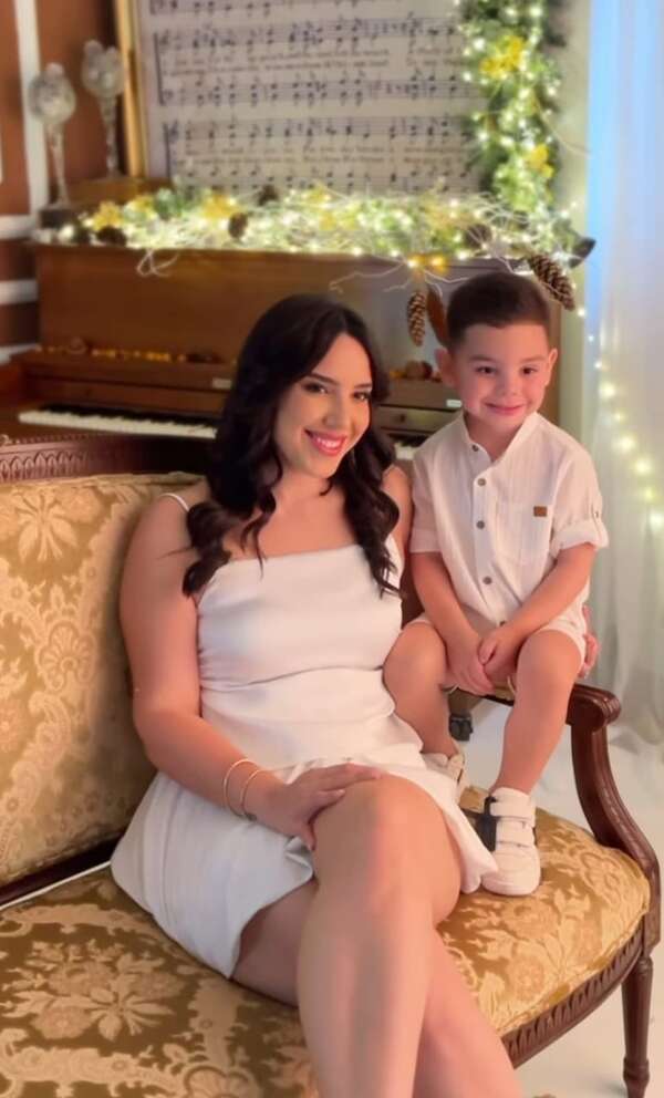 La esposa y el hijo de Miguel Almirón ya posaron en la previa navideña. ¡Mirá las fotos de Alexia Notto con Francesco!  - Gente - ABC Color