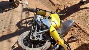 Motociclista choca el cordón, cae y muere por un fuerte golpe en la cabeza