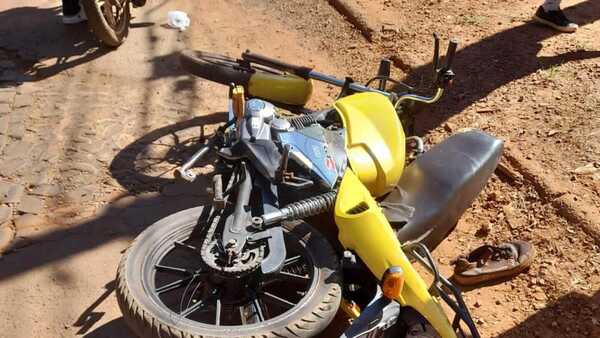 Motociclista choca el cordón, cae y muere por un fuerte golpe en la cabeza