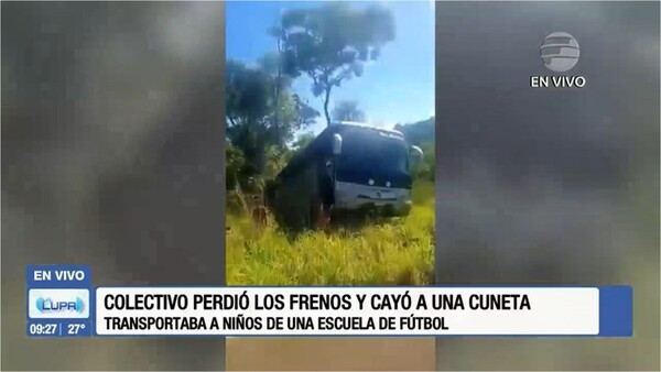 Canindeyú: Bus que llevaba a niños futbolistas perdió los frenos y cayó en una cuneta