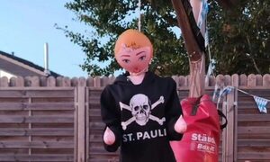 Dimite un político alemán tras publicar la foto de una muñeca sexual “nazi”