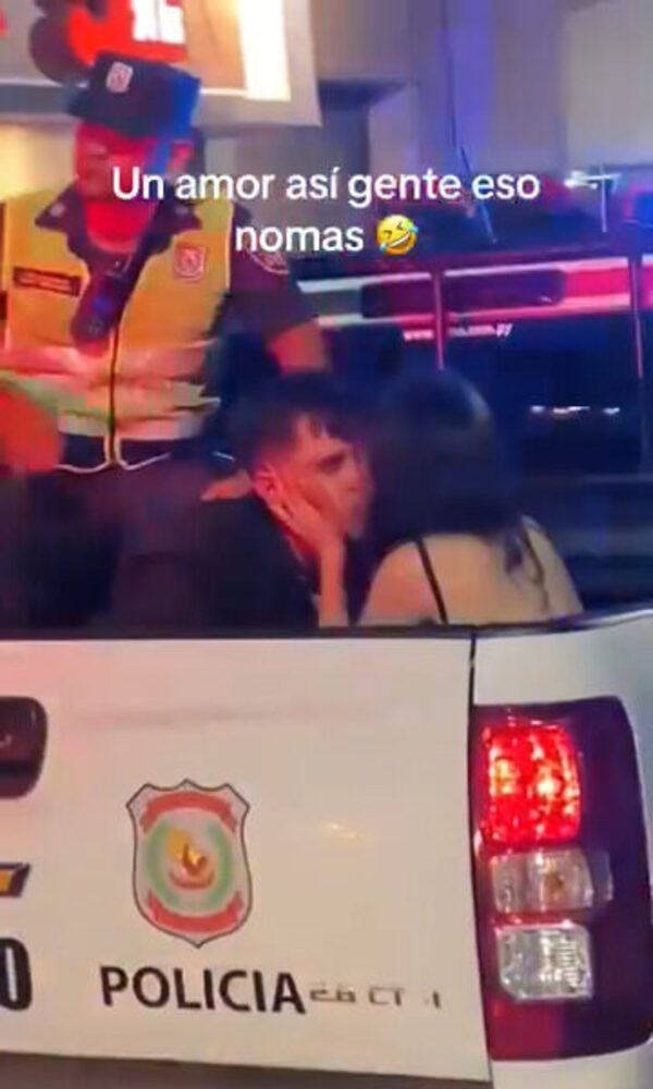 Viral: Pareja se mostró mimosa en carrocería de patrullera de la poli