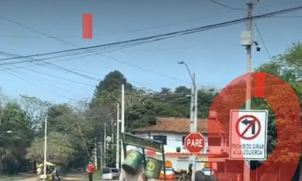 Viral: captan a “chespis” robando señales de tránsito y basureros