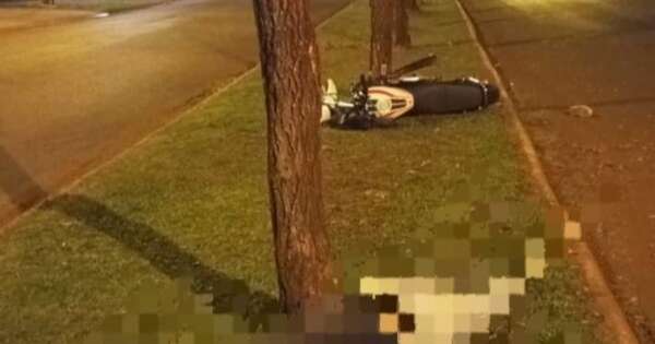 Diario HOY | Motociclista choca contra auto, ‘vuela’, impacta por columna de ANDE y muere