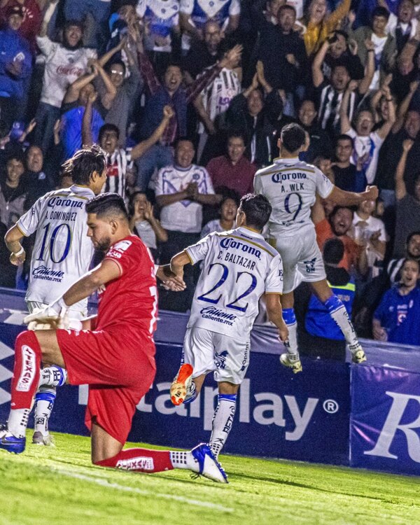 Versus / Allan Wlk registra otro golazo y su equipo se instala en semifinales