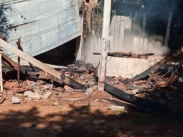 Cortocircuito causó incendio en una vivienda en el distrito de San Ignacio, Misiones - Nacionales - ABC Color