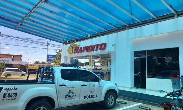 Hombre armado amenaza a cliente en estación de servicio