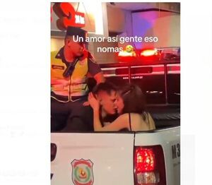(VIDEO). Parejita es detenida por los polis y ya en la patrullera “encendieron” todo