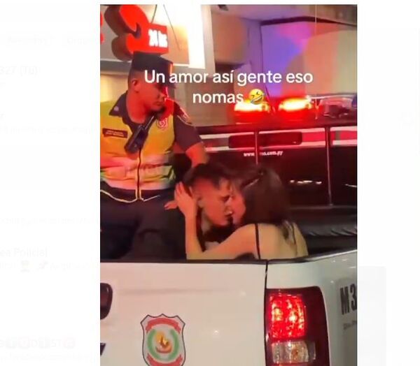 (VIDEO). Parejita es detenida por los polis y ya en la patrullera “encendieron” todo