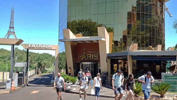 Foz de Yguazú se nutre de visitantes, mientras decae comercio en CDE