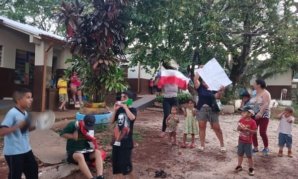 Padres y alumnos toman colegio en protesta contra obra de construcción en Presidente Franco