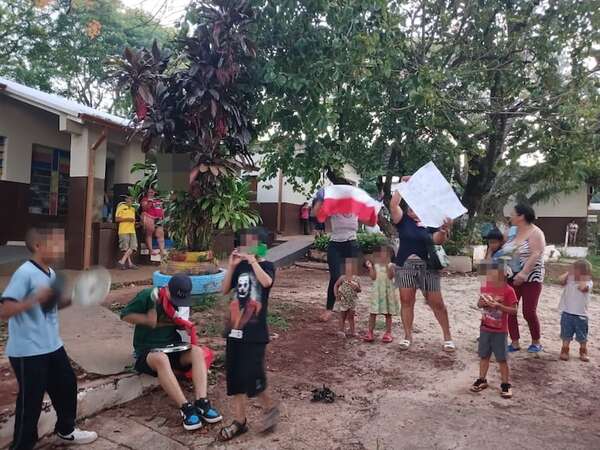Estudiantes y padres toman colegio en protesta por construcción de dispensario médico - ABC en el Este - ABC Color