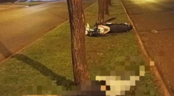 Motociclista choca contra auto, ‘vuela’, impacta por columna de ANDE y muere - Noticiero Paraguay