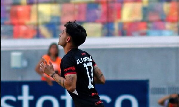 Versus / Chileno Altamirano vuelve a jugar en Argentina tras sufrir trombosis