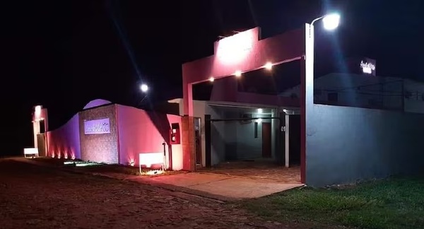 Entró solo al motel, consumió de todo y fue detenido tras negarse a pagar