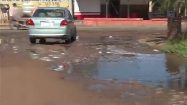 Grandes agujeros con agua en calle de la zona de Limpio - SNT