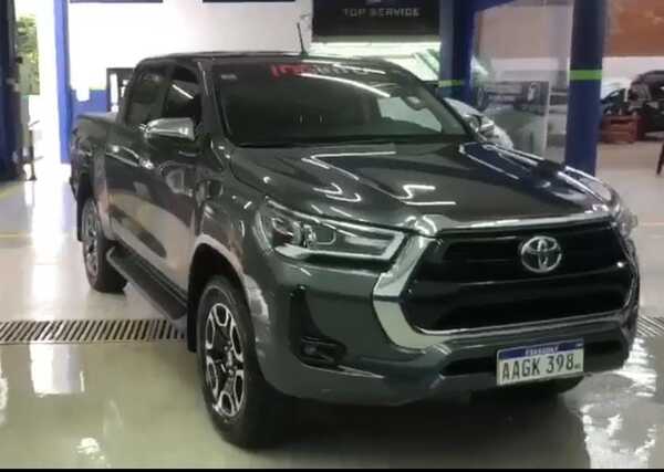 Hurtan camioneta frente a vivienda
