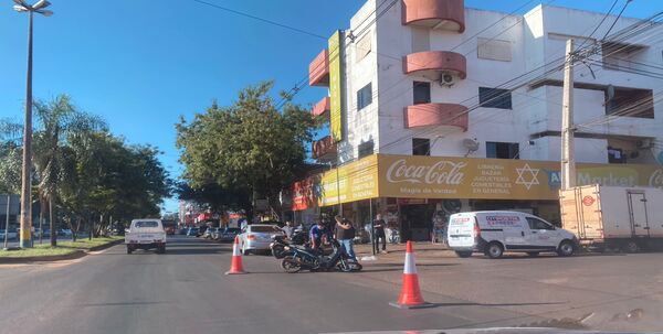 Motociclista herida tras colisión con camioneta en el microcentro de Encarnación