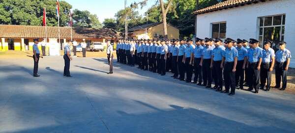 Aspirantes conmemoran el aniversario de fallecimiento de policía en cumplimiento de misión - Nacionales - ABC Color