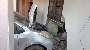 Conductor choca contra la pared de una casa tras perder el control de su vehículo