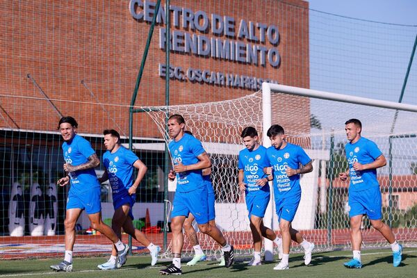 La Albirroja inició los preparativos en Ypané para enfrentar a Argentina - Unicanal