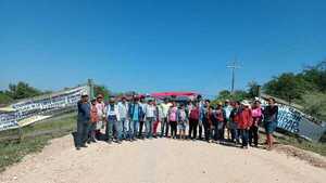 Funcionarios de Puerto Casado bloquean ruta exigiendo pago de salarios