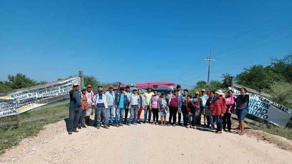 Funcionarios de Puerto Casado bloquean ruta exigiendo pago de salarios