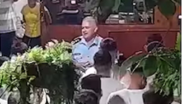 Captan a un comisario “castigando” a los golpes a alumnos de su cursillo privado - Noticiero Paraguay
