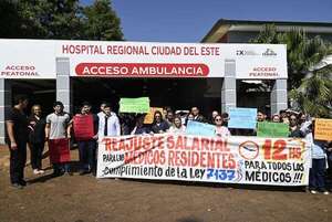 Médicos con “brazos caídos” para reclamar reajuste salarial en Ciudad del Este - ABC en el Este - ABC Color