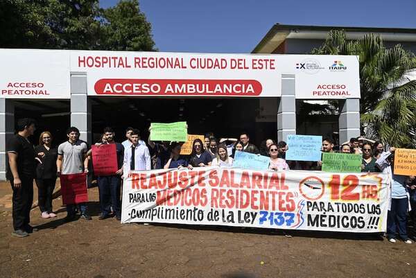 Médicos con “brazos caídos” para reclamar reajuste salarial en Ciudad del Este - ABC en el Este - ABC Color