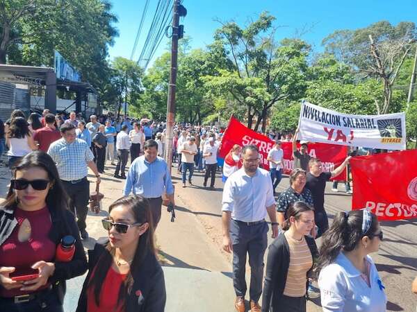 Paro en la UNA: docentes y funcionarios iniciaron protestas por nivelación salarial - Nacionales - ABC Color