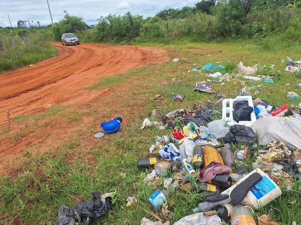 Lamentan que pobladores utilicen la vera de un camino vecinal para vertido de basura - Nacionales - ABC Color