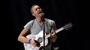 [VIDEO] Cantante de Coldplay para un concierto para evitar que un niño sea aplastado
