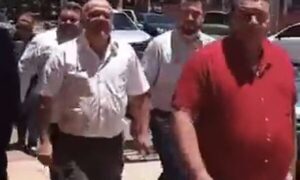 Reciben con agua al intendente de Ñemby en Juzgado de Luque