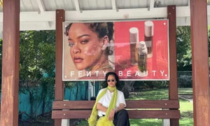Rihanna espera bus frente a su propio cartel