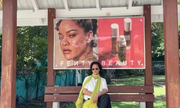 Rihanna espera bus frente a su propio cartel