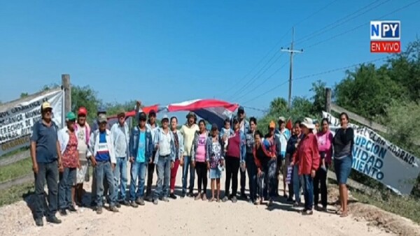 Trabajadores del Municipio de Puerto Casado bloquean ruta como protesta