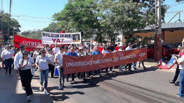 Avda. Mcal. López fue el primer punto de movilización de docentes y administrativos de la UNA para solicitar la nivelación salarial   - Nacionales - ABC Color