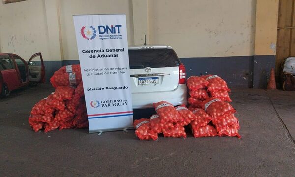Puente de la Amistad: quisieron meter 1000 kilos de cebolla y fueron aprehendidos