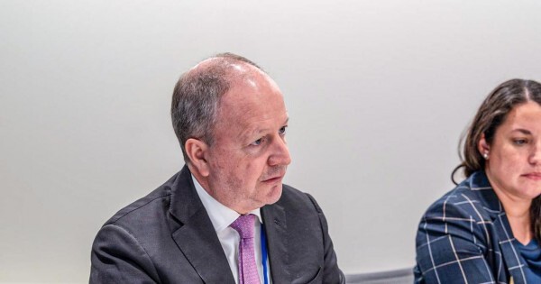 El cartismo aprueba un presupuesto más austero y renuncia al seguro privado