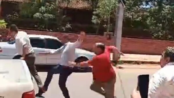 Derraman agua al intendente de Ñemby, Tomás Olmedo