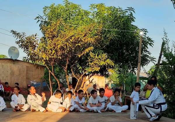 Taekwondo para el cambio: iniciativa en asentamiento de Areguá busca alejar a jóvenes de los vicios - Nacionales - ABC Color