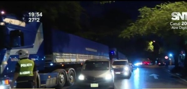 Árbol caído y tránsito Interrumpido por el fuerte viento en Asunción - SNT